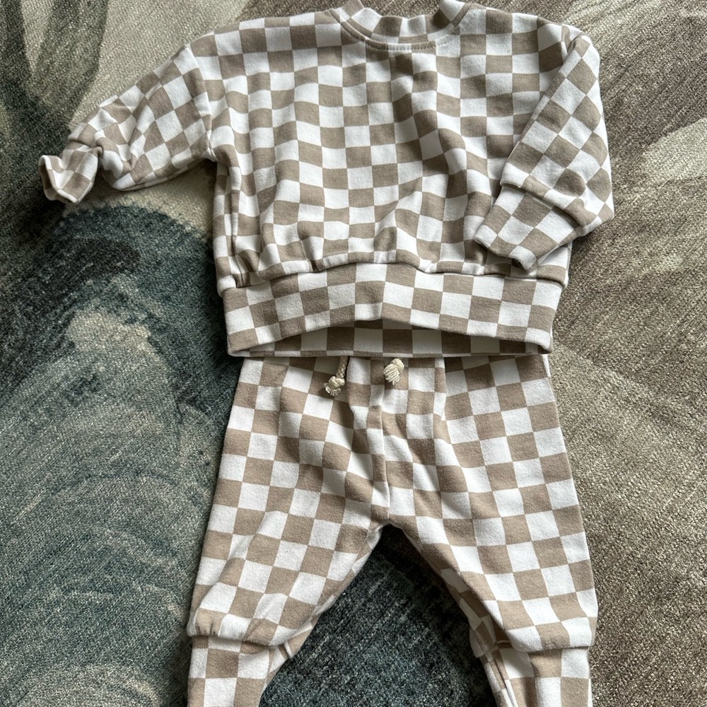 Checkered Beige and White Sweatsuit